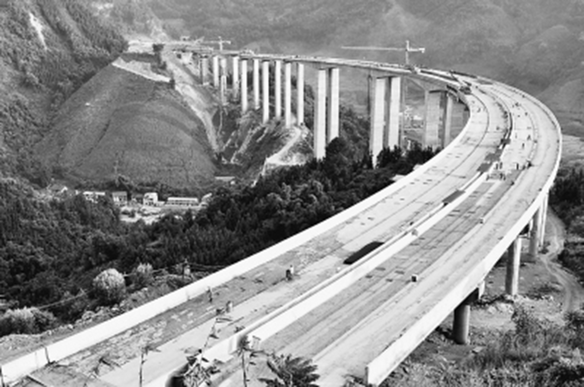 　　俯瞰建設(shè)中的拉會高架大橋，“C”字形蔚為壯觀。.jpg